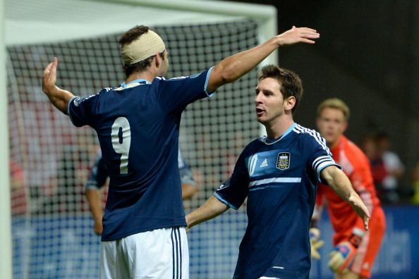 getty_higuainmessi20130324