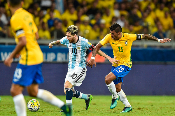 getty_messilionelpaulinho20161110