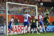 Helmarit todelliseen hornankattilaan Ruotsia vastaan – Gamla Ulleville tulossa 14 500 katsojaa: ”Kaiken kommunikaation voi oikeastaan melkein unohtaa” Finland v Sweden – UEFA Women’s Euro 2013: Group A
