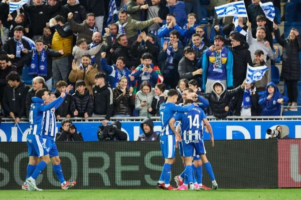 Alavesin joukkue juhlii 1-0 maalia yleisön edessä
